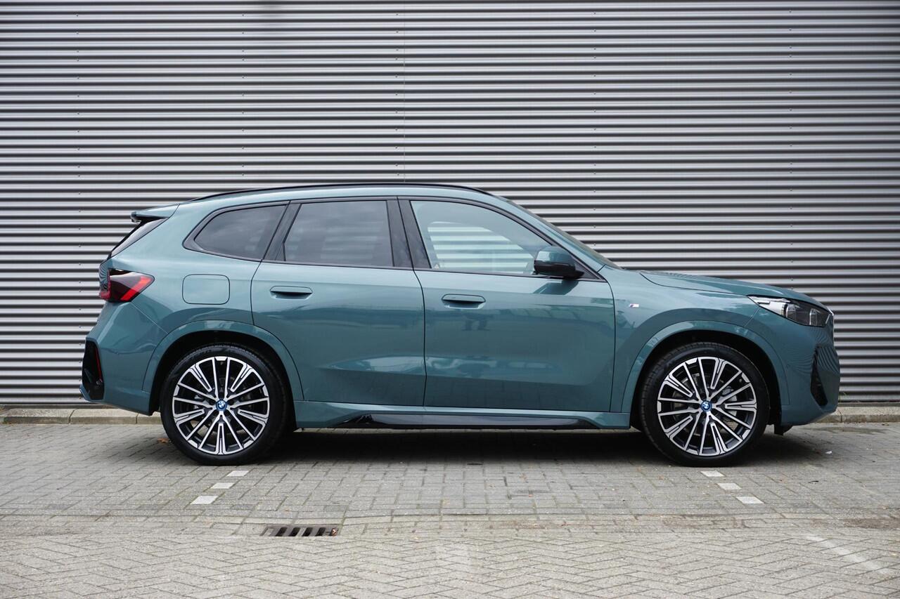 BMW X1 xDrive25e M Sportpakket | Comfort Pack | Trekhaak met elektrisch wegklapbare kogel | Glazen panoramadak | Harman-Kardon sound system