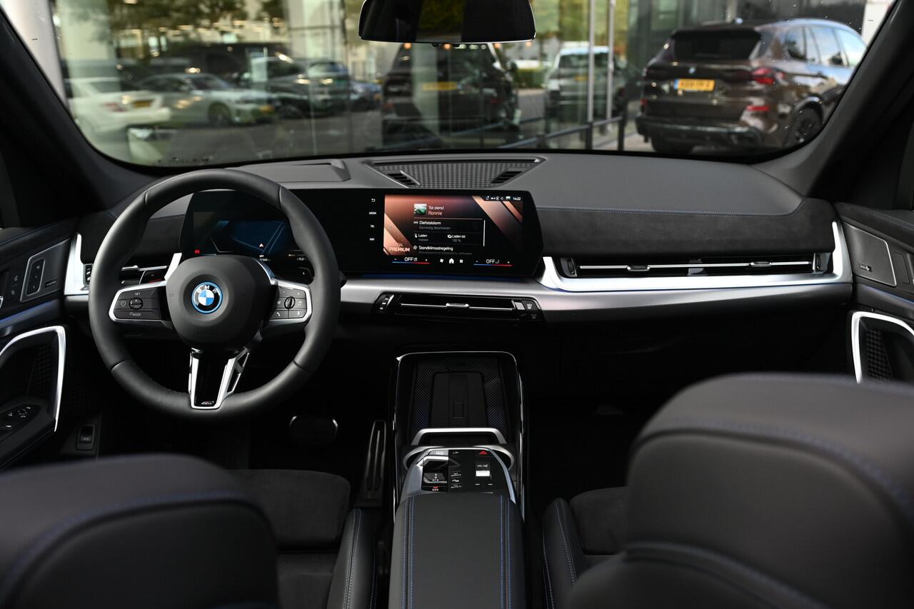 BMW X1 xDrive25e High Executive M Sport Automaat / Panoramadak / Trekhaak / Sportstoelen / M Adaptief onderstel / Head-Up / Adaptieve LED / Parking Assistant Plus /