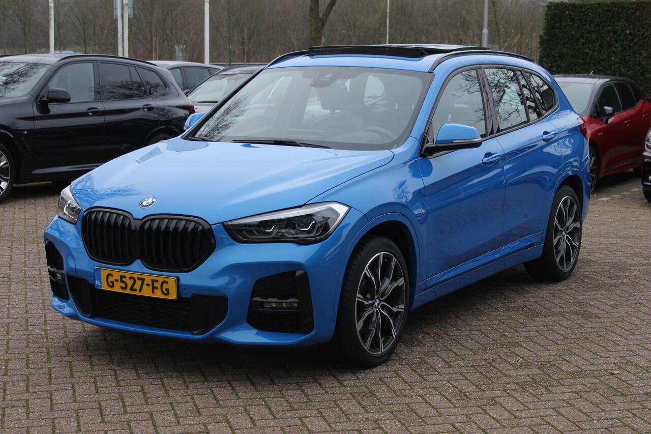 BMW X1 sDrive20i High Executive Ed. M Sport / Trekhaak / Panoramadak / Camera / Head-up / 19'' / Memory seats / Leder / Stuurverwarming / Navigatie / DAB / Stoelverwarming / Cruise Control