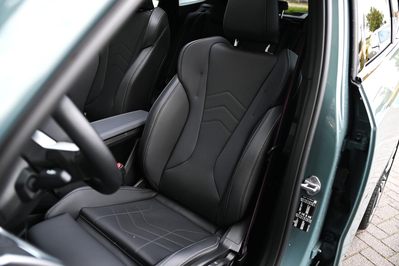 BMW X1 sDrive20i High Executive M Sport Automaat / Panoramadak / Trekhaak / Sportstoelen / M Adaptief onderstel / Comfort Access / Parking Assistant Plus / Adaptieve LED / Head-Up