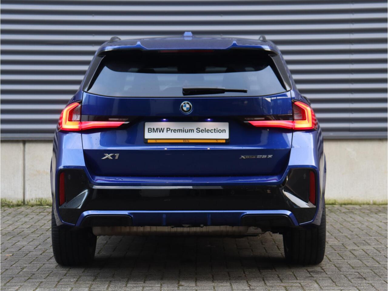 BMW X1 xDrive25e | M Sportpakket Pro | Individual Lak | Panodak | Head-Up | Trekhaak | Driving Assistant Plus | Elektr. Stoelen | Harman Kardon | Parking Assistant Plus | 19'' LMV