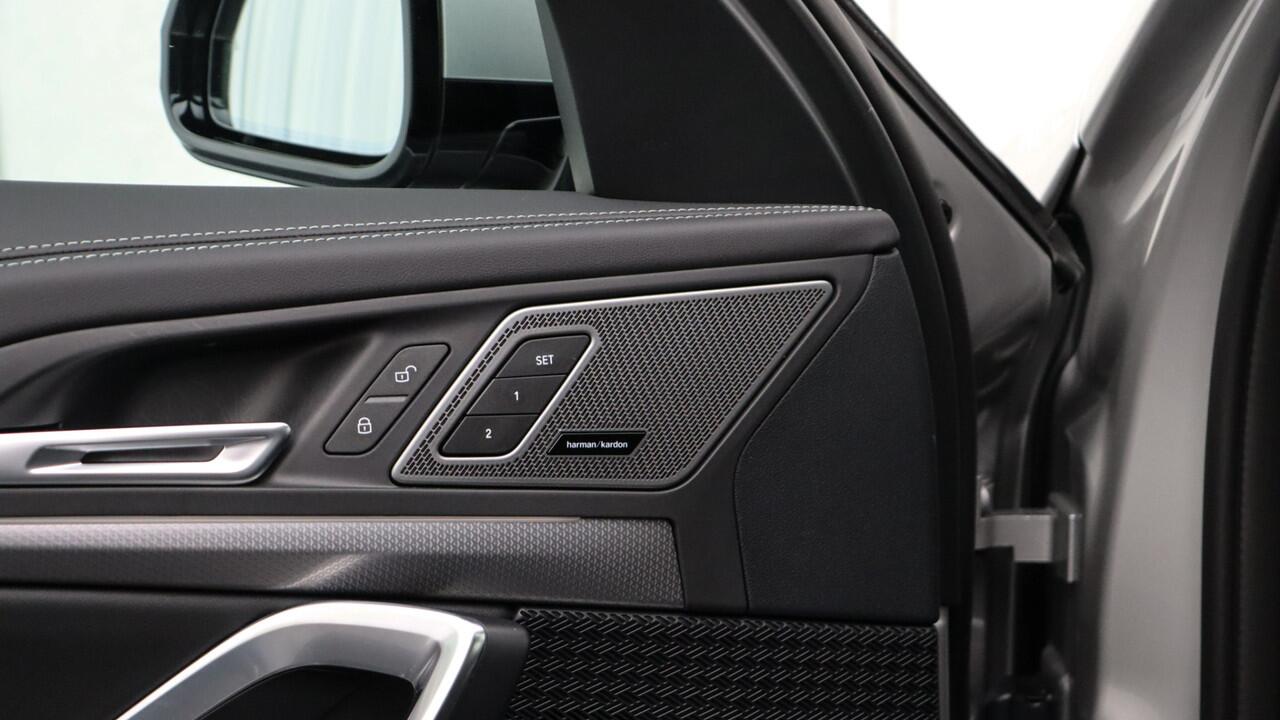 BMW X1 xDrive30e M-Sport Pro | Massage | Harman/Kardon | Panoramadak | Head-up | Trekhaak