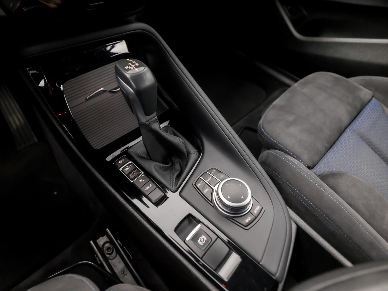 BMW X1 xDrive25e Sportline 221Pk Automaat (GROOT NAVI, CLIMATE, ALCANTARA, GETINT GLAS, ELEK ACHTERKLEP, SPORTSTOELEN, PARKEERSENSOREN, LED KOPLAMPEN, DAB+, NIEUWSTAAT)