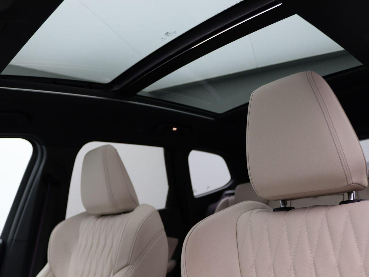 BMW X1 xDrive30e M Sportpakket Pro | Panoramadak | Elek. stoel + Memory | Park. Plus | Head-Up Display | HIFI | 20"