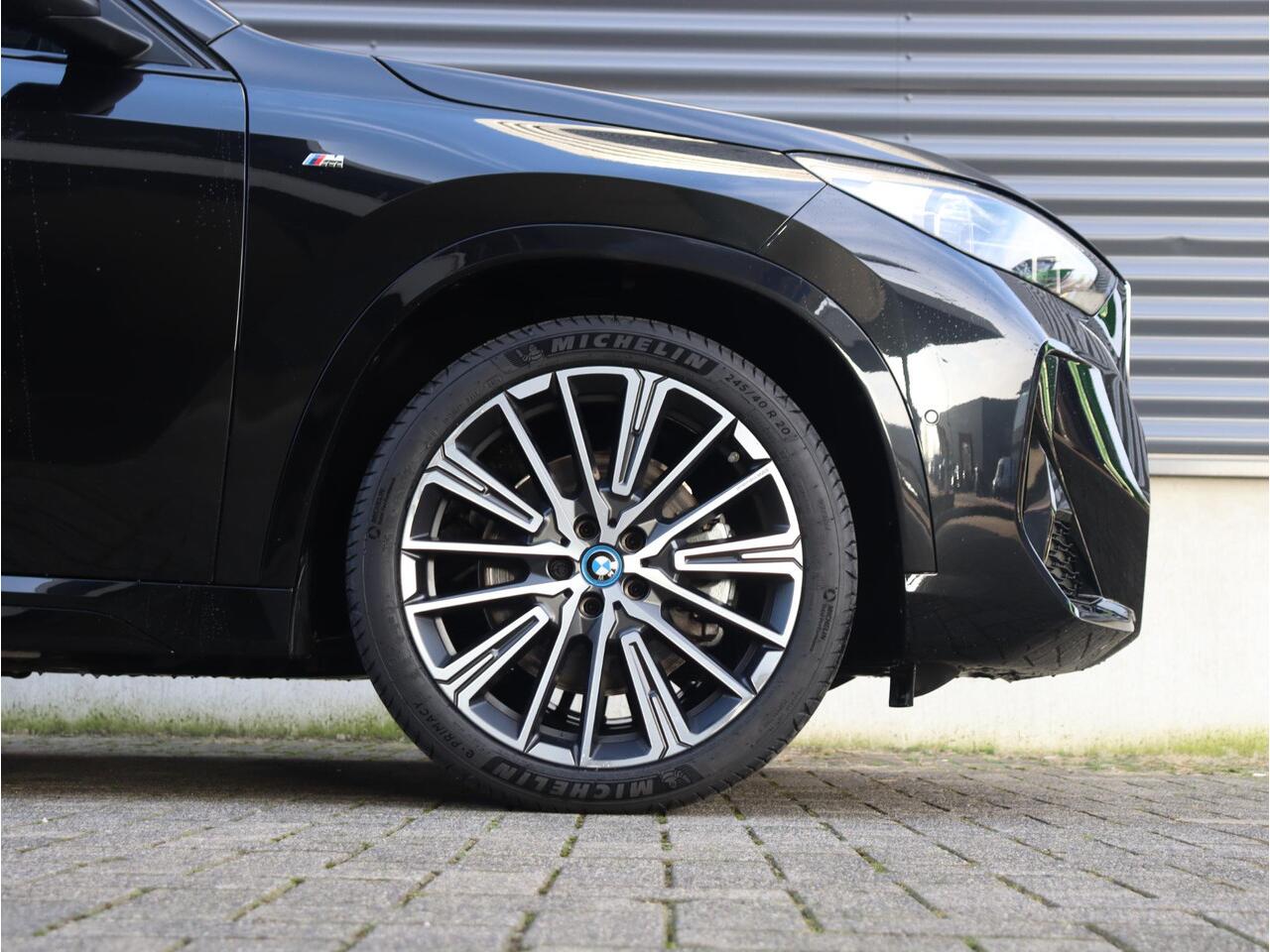 BMW X1 xDrive25e | M Sportpakket | Panodak | Head-Up | Driving Assistant Plus | Comfort acces| Parking Assistant Plus | 20'' LMV