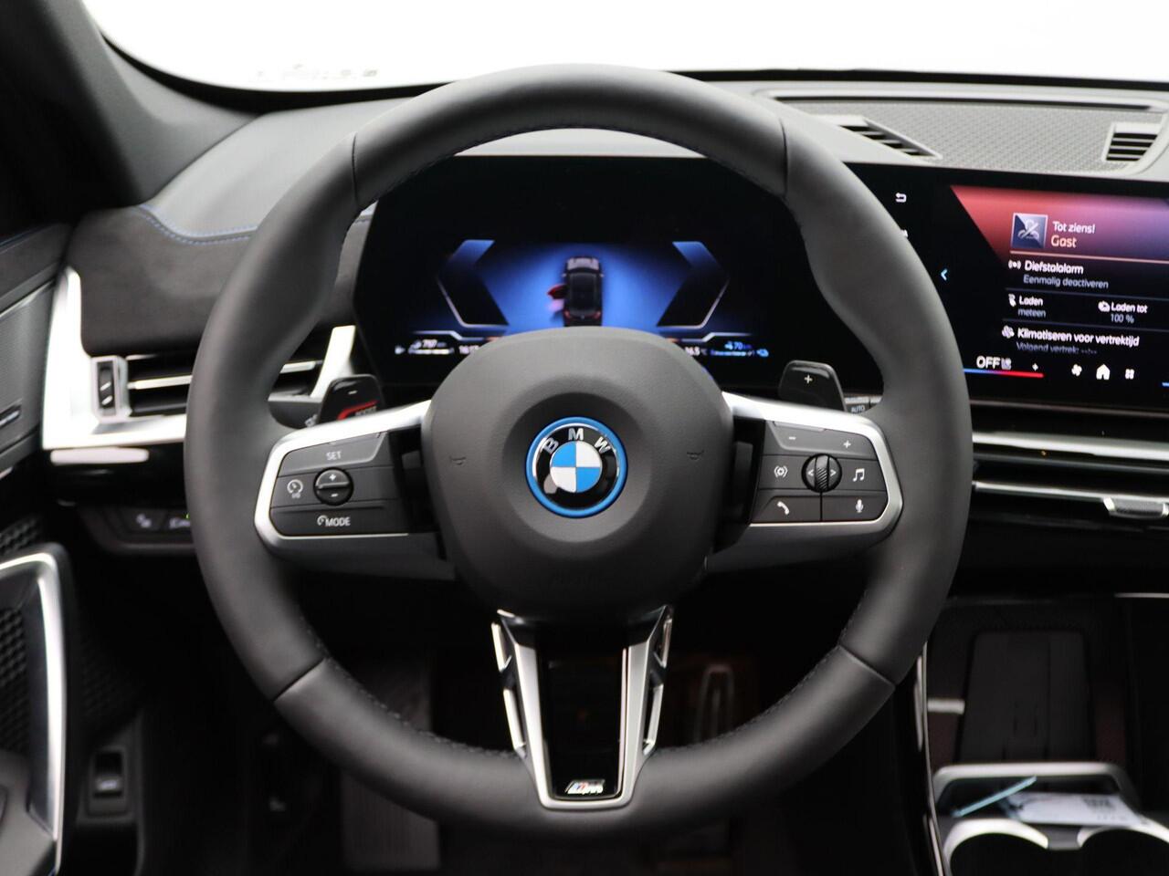 BMW X1 xDrive25e M Sportpakket Pro | Premium Pack | Stuurwielrand Verwarmd | Comfort Access | Trekhaak | Panoramadak | Driving Assistant | Parking Assistant | Harman Kardon | 19''