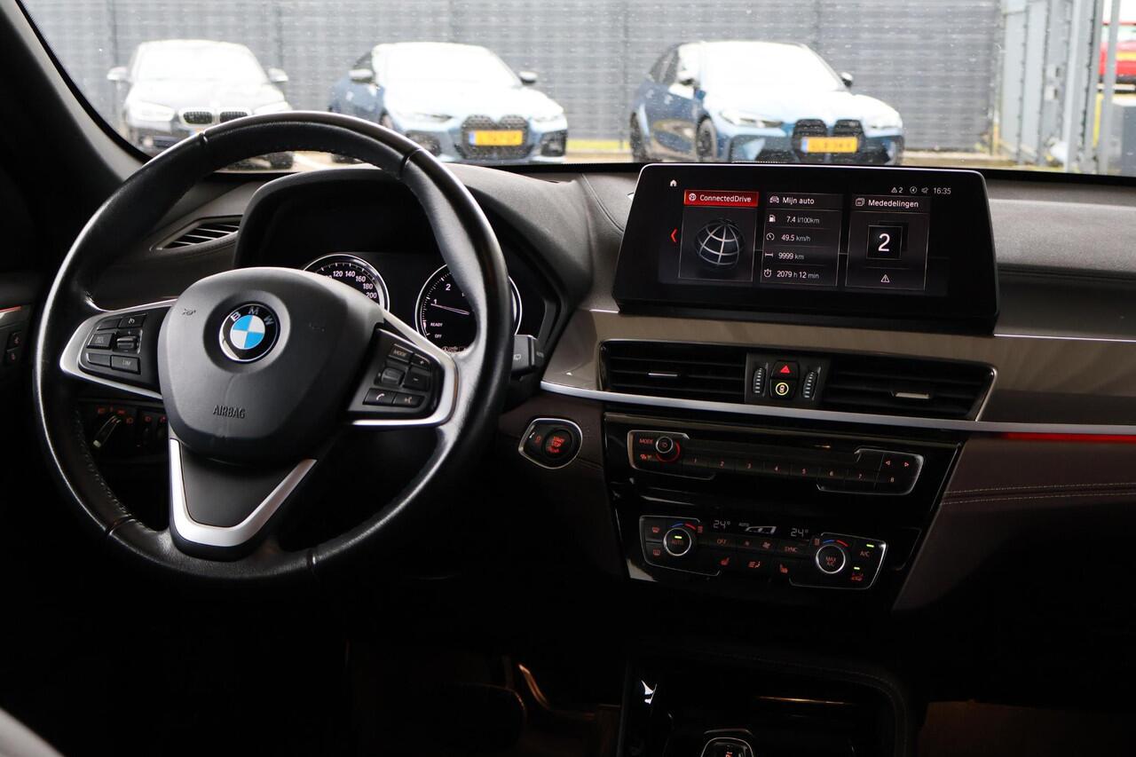 BMW X1 sDrive20i | High Executive | xLine | Leder | Stoelverwarming | Camera | Parkeersensoren | Head-Up Display | HiFi Systeem | M Shadow Line