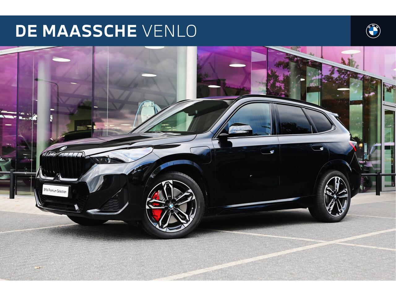 BMW X1 xDrive25e High Executive M Sport Automaat / Panoramadak / Trekhaak / Sportstoelen / M Adaptief onderstel / Head-Up / Adaptieve LED / Parking Assistant Plus /