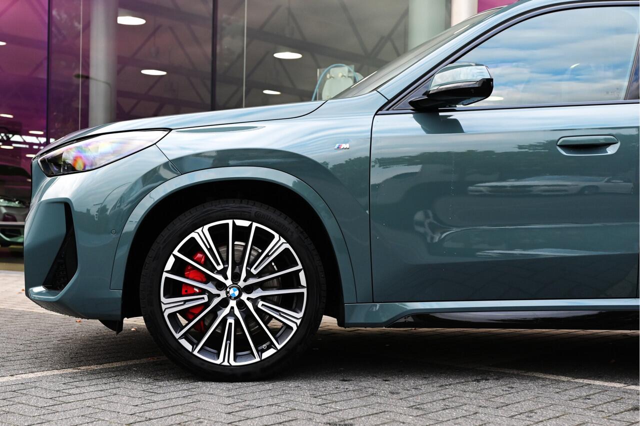 BMW X1 sDrive20i High Executive M Sport Automaat / Panoramadak / Trekhaak / Sportstoelen / M Adaptief onderstel / Comfort Access / Parking Assistant Plus / Adaptieve LED / Head-Up