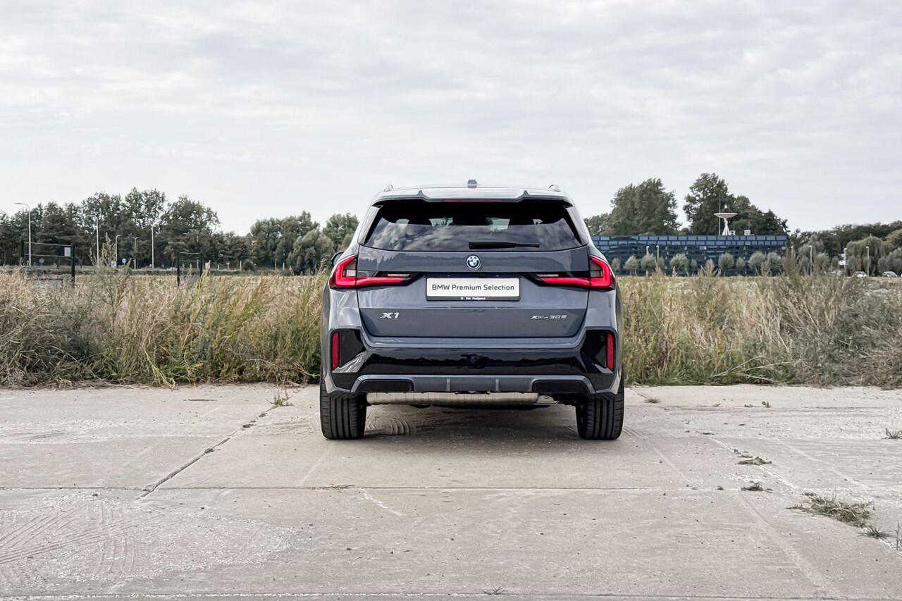 BMW X1 xDrive30e | M Sport | Glazen Panoramadak | Stoelverwarming | Trekhaak |