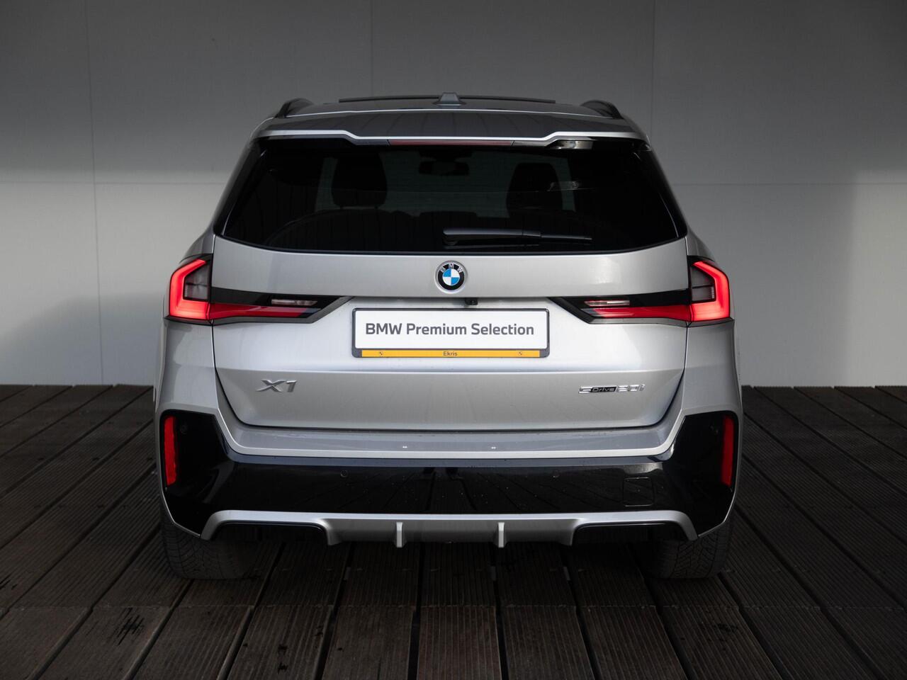 BMW X1 sDrive20i | M Sportpakket | Travel Pack | Verwarmd Stuurwiel | Comfort Access | Achteruitrijcamera | Panoramadak | Trekhaak