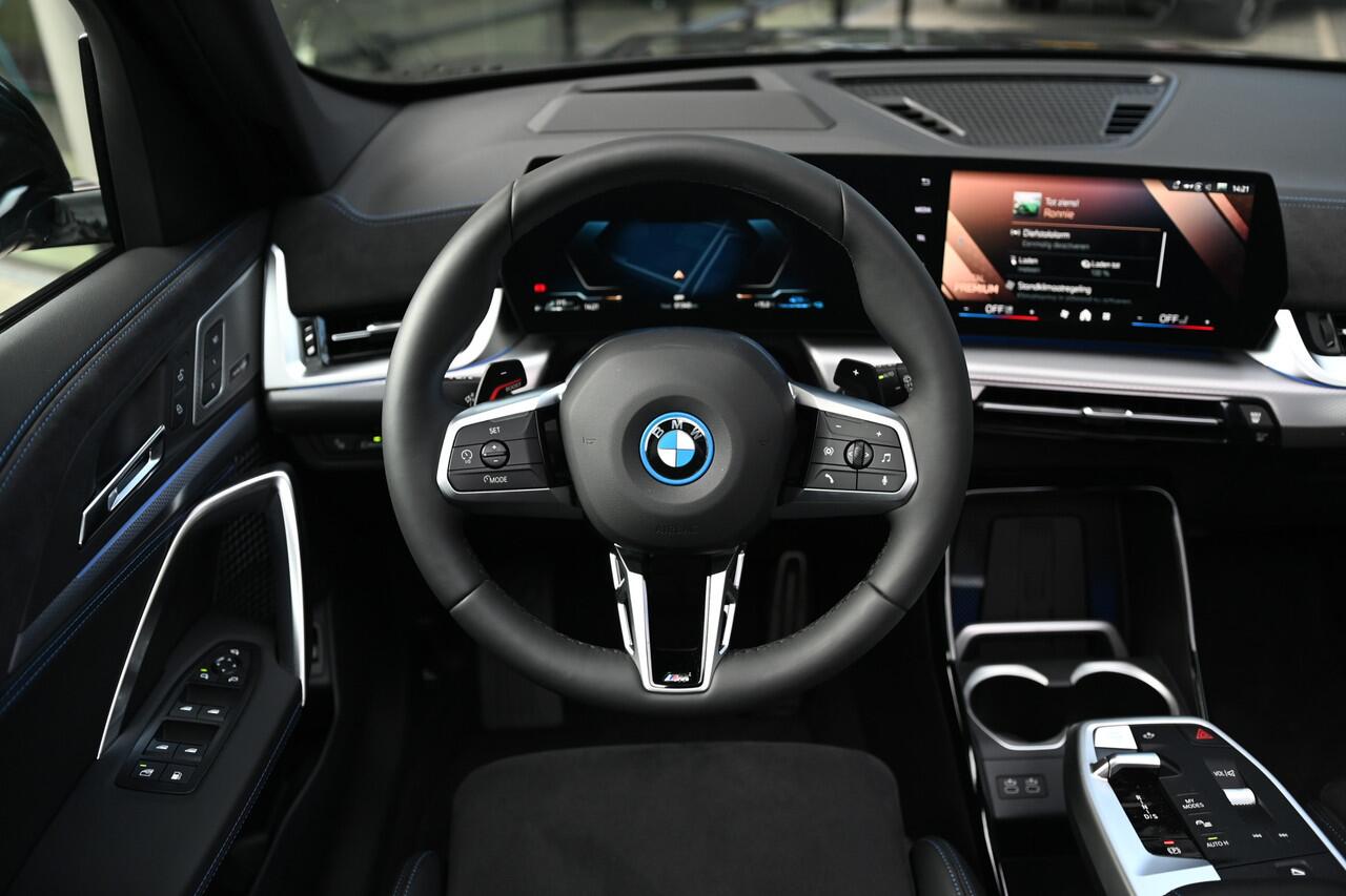 BMW X1 xDrive25e High Executive M Sport Automaat / Panoramadak / Trekhaak / Sportstoelen / M Adaptief onderstel / Head-Up / Adaptieve LED / Parking Assistant Plus /