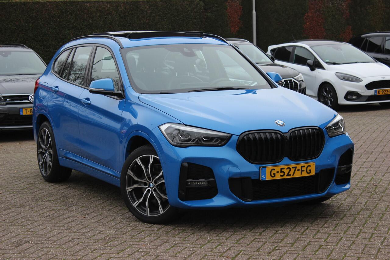 BMW X1 sDrive20i High Executive Ed. M Sport / Trekhaak / Panoramadak / Camera / Head-up / 19'' / Memory seats / Leder / Stuurverwarming / Navigatie / DAB / Stoelverwarming / Cruise Control