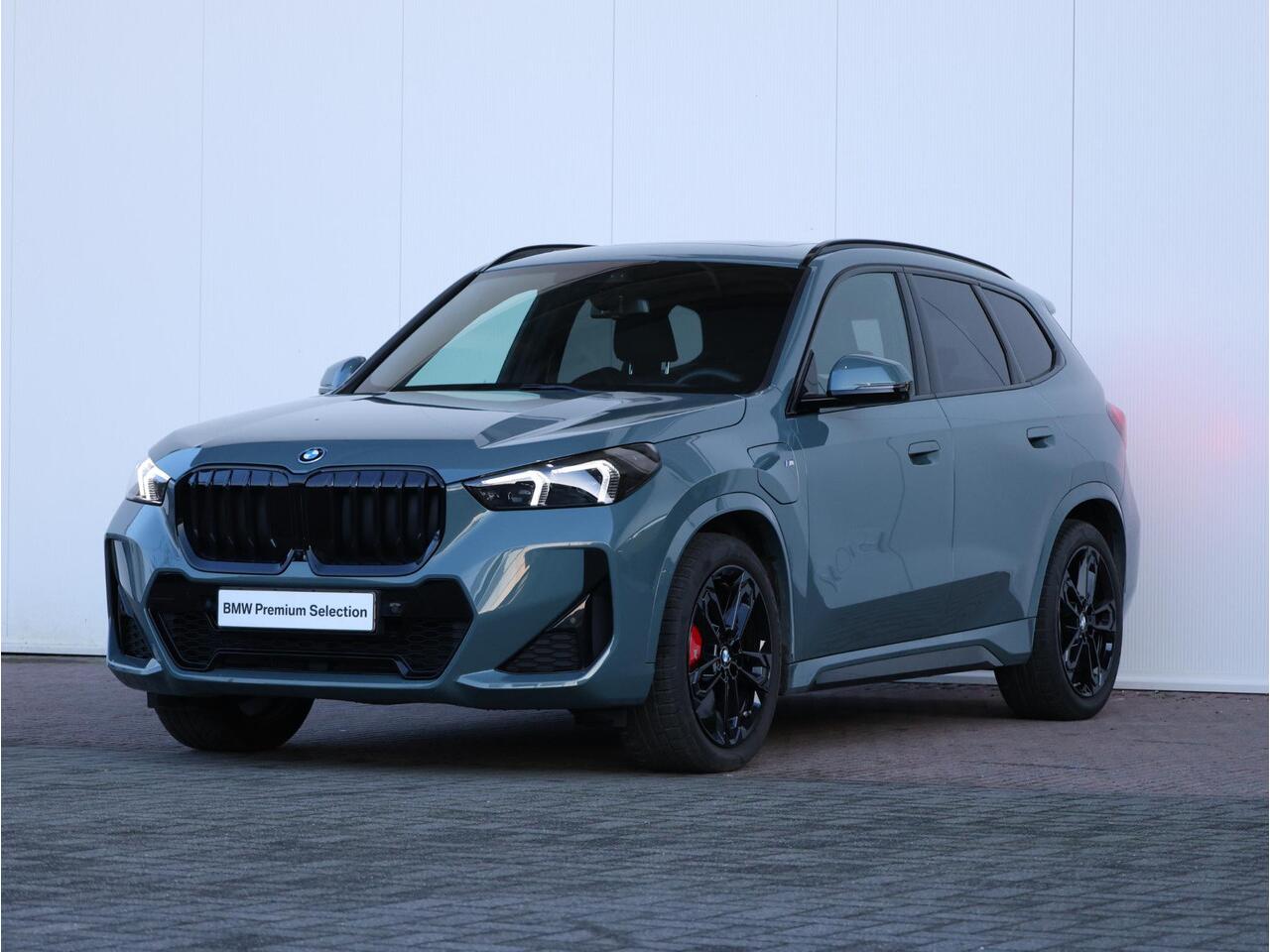 BMW X1 xDrive25e M Sportpakket Pro/ Verwarmd Stuurwiel/ Comfort Access/ Elektrische Trekhaak/ Panoramadak/ Actiefstoelen voor/ Head-Up/ Harman-Kardon/ Driving Assistant Plus