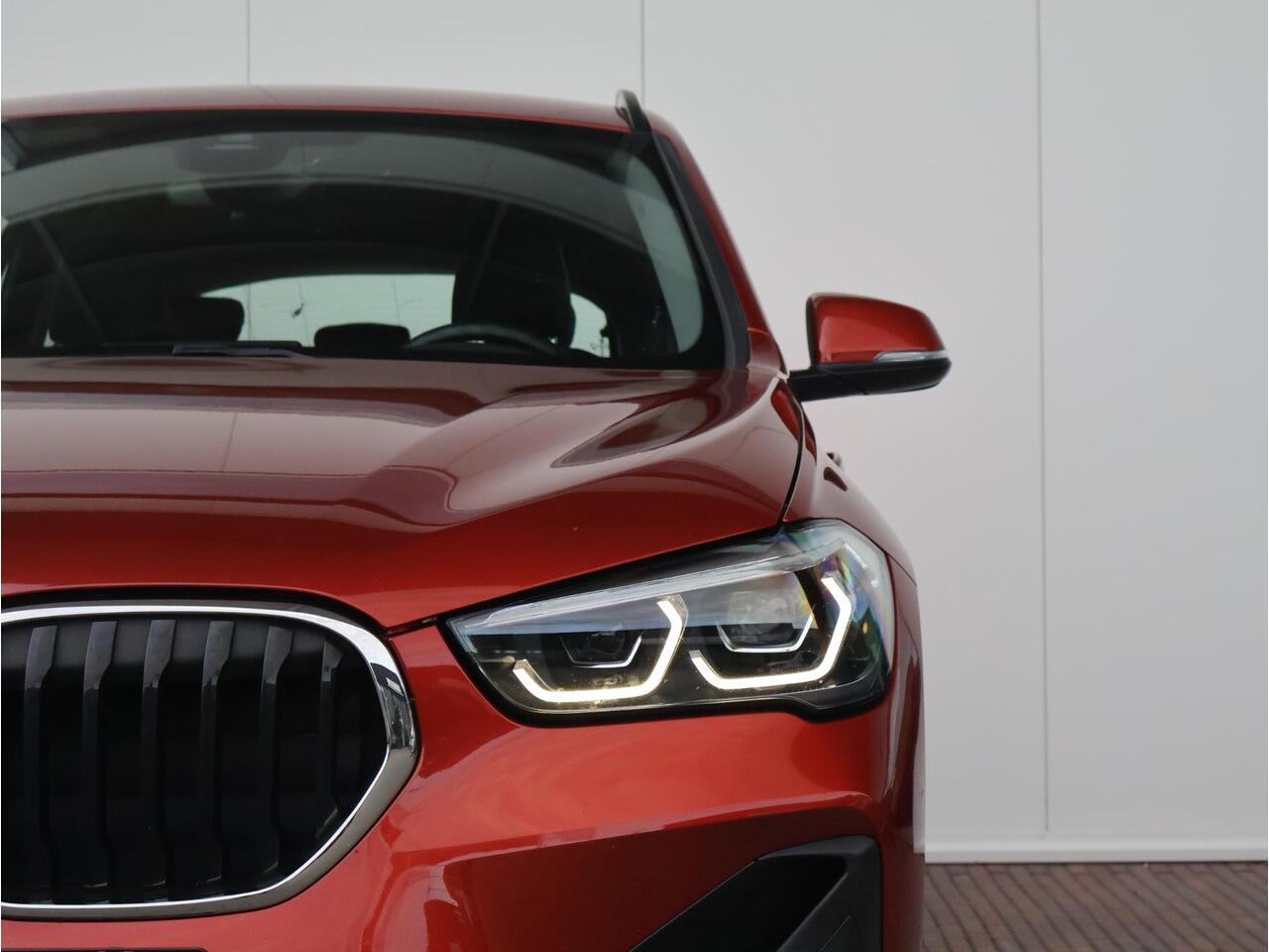 BMW X1 sDrive18i Executive Edition Achteruitrijcamera/ Elektrische Achterklep/ Cruise Control/ Head-Up