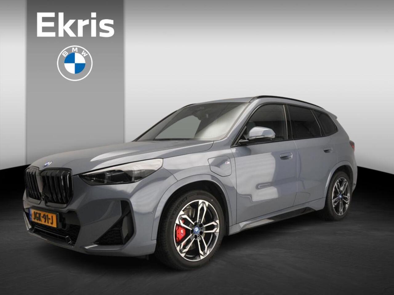 BMW X1 xDrive25e | M-Sportpakket | LED | HUD | Active cruise | Trekhaak | Schuifdak | DAB | Harman-kardon sound | Alu 19 inch