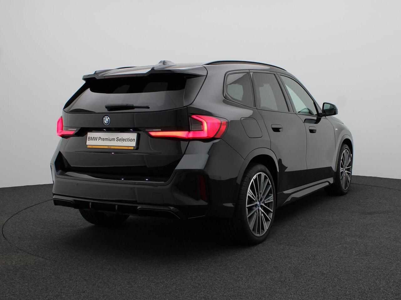 BMW X1 xDrive30e M Sportpakket Pro | Panoramadak | Elek. stoel + Memory | Park. Plus | Head-Up Display | HIFI | 20"