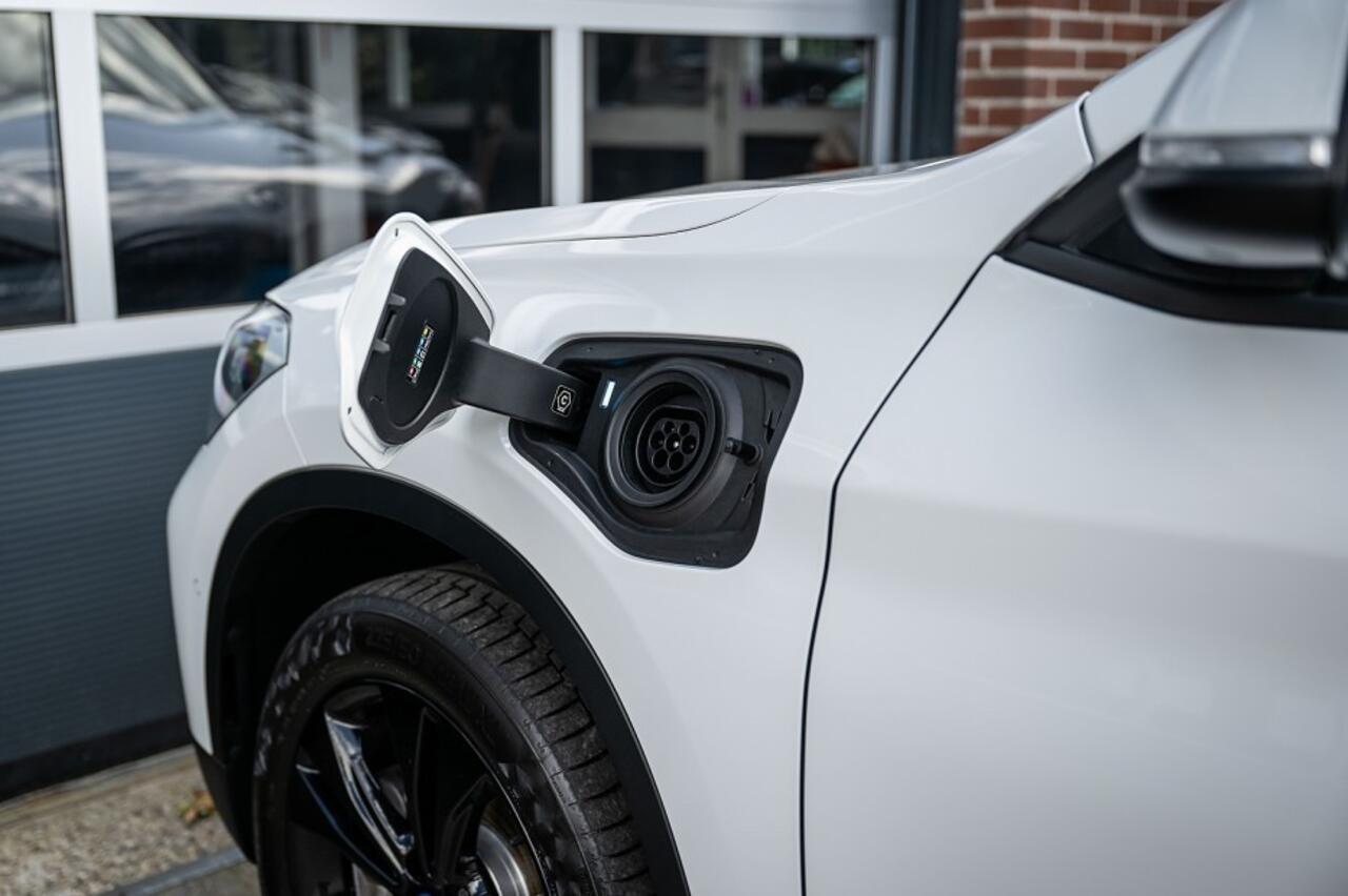 BMW X1 25e xDrive | Sportline | Head-up | Hifi | Trekhaak | Camera | M-Sport stuurwiel | | 18' inch |