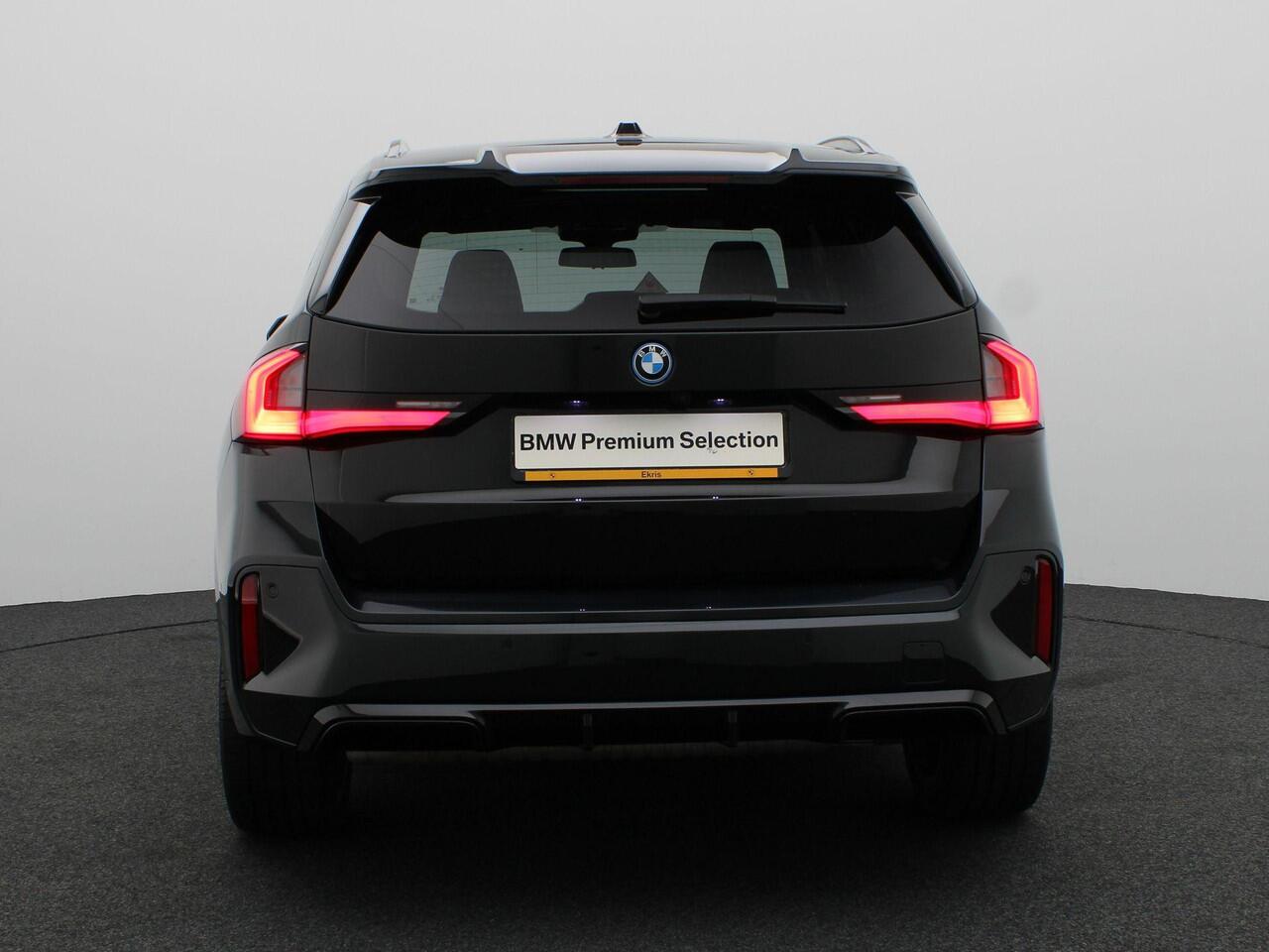 BMW X1 xDrive30e M Sportpakket Pro | Panoramadak | Elek. stoel + Memory | Park. Plus | Head-Up Display | HIFI | 20"