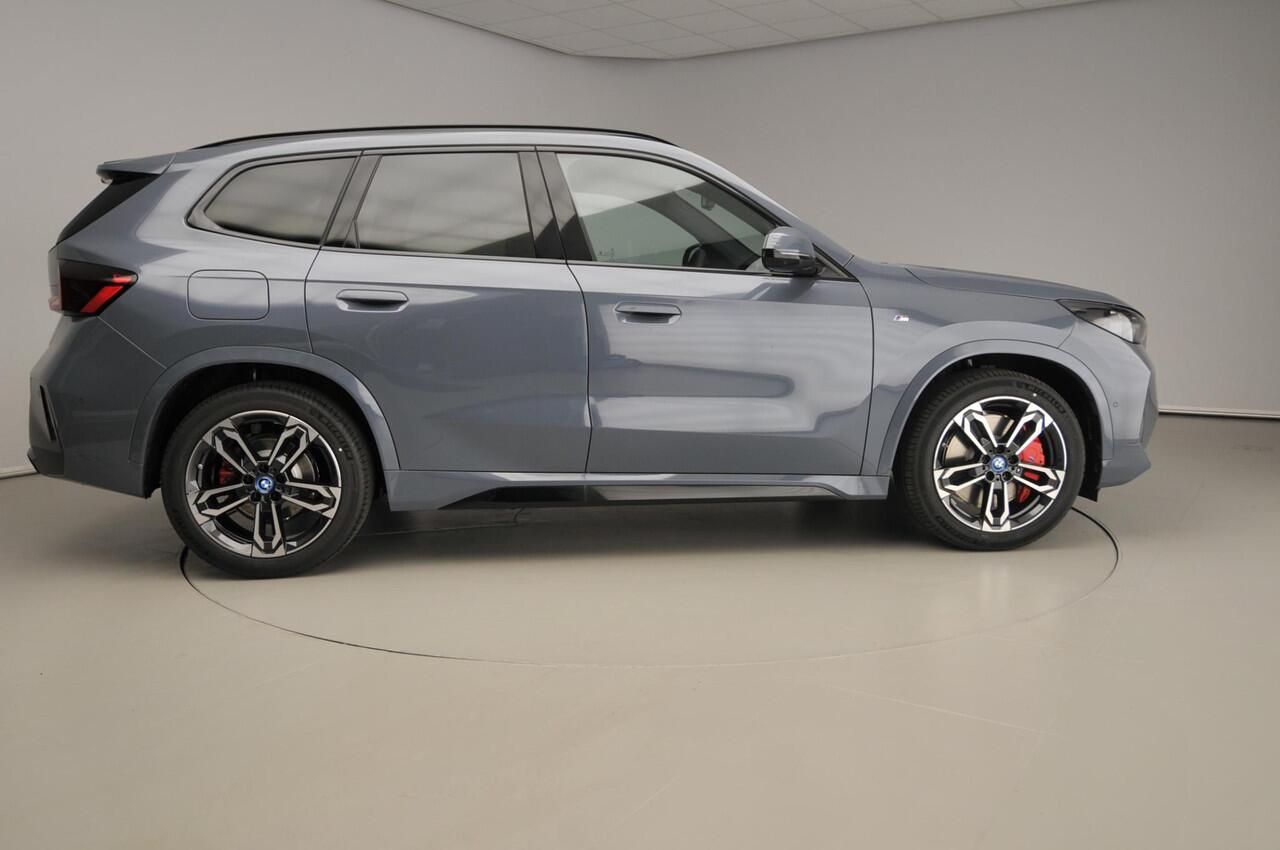 BMW X1 xDrive25e M-Sportpakket / Trekhaak / Panoramadak / Head-up / Park assist / Camera / Alu wielen 19 inch