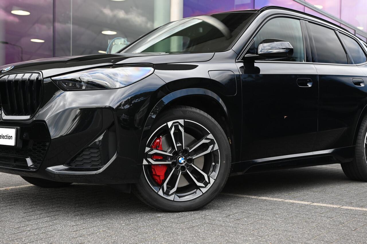 BMW X1 xDrive25e High Executive M Sport Automaat / Panoramadak / Trekhaak / Sportstoelen / M Adaptief onderstel / Head-Up / Adaptieve LED / Parking Assistant Plus /