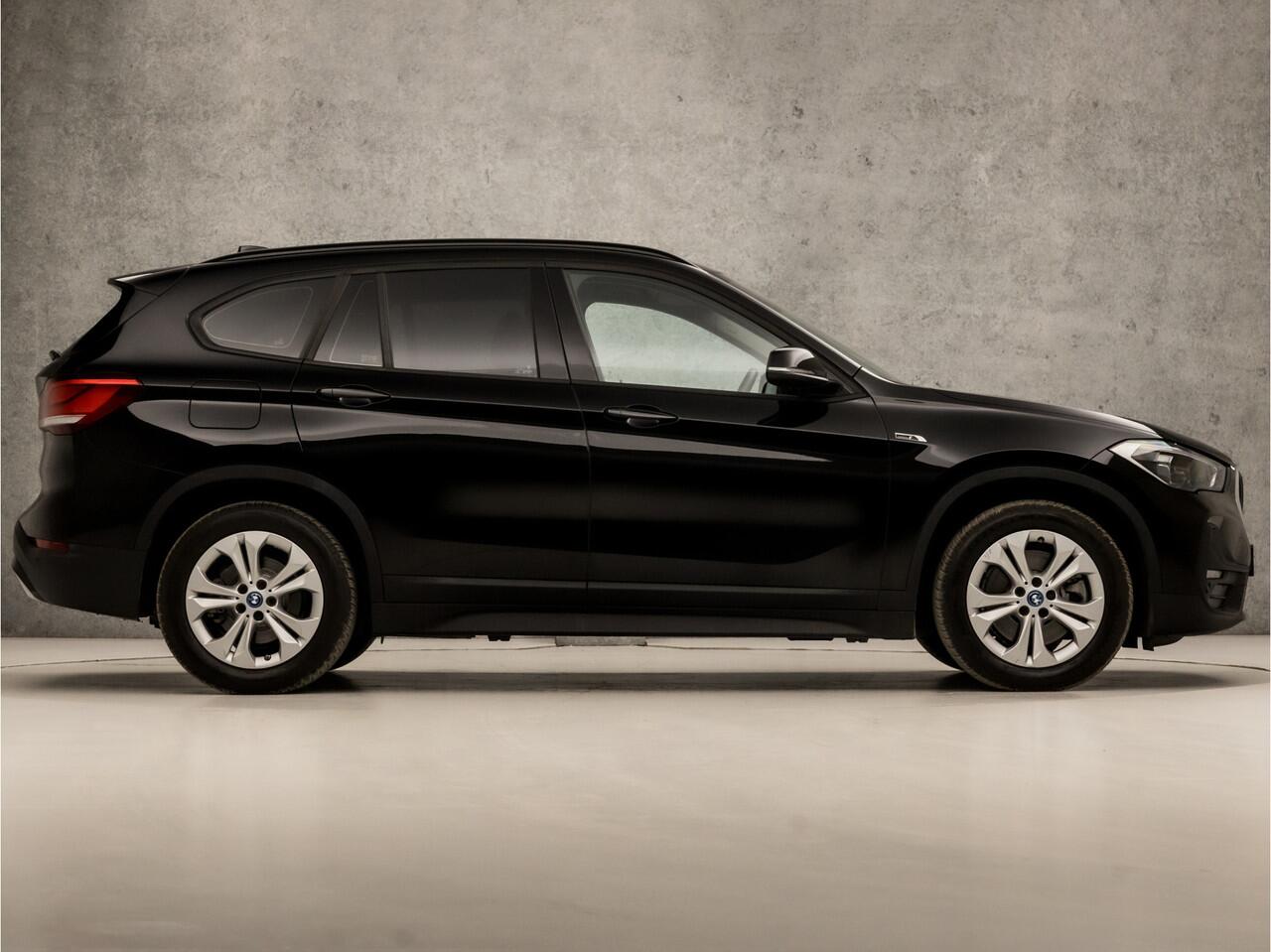 BMW X1 xDrive25e Sportline 221Pk Automaat (GROOT NAVI, CLIMATE, ALCANTARA, GETINT GLAS, ELEK ACHTERKLEP, SPORTSTOELEN, PARKEERSENSOREN, LED KOPLAMPEN, DAB+, NIEUWSTAAT)