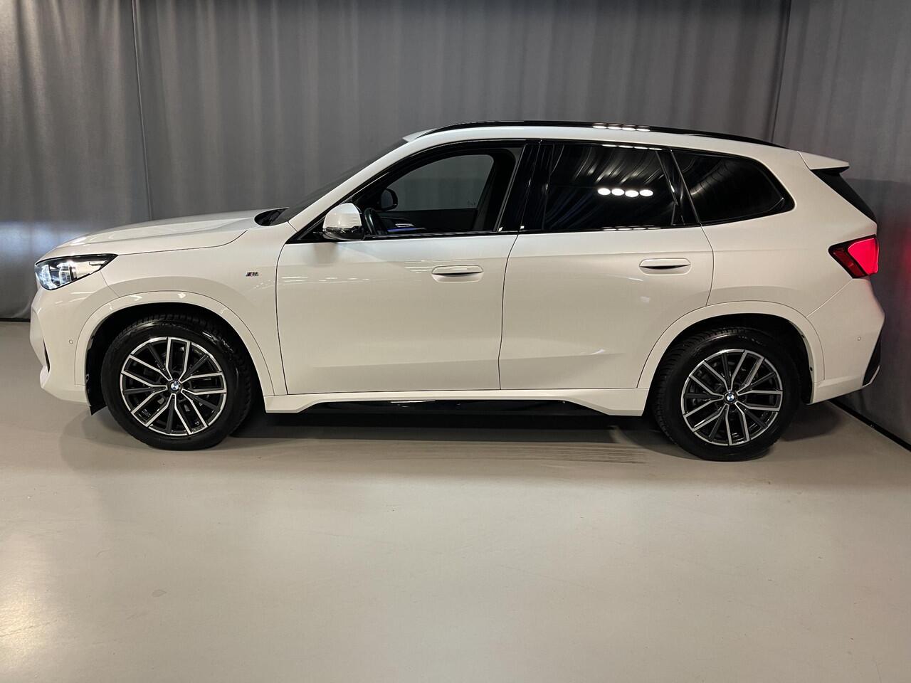 BMW X1 sDrive18i M Sport Shadow Line 18"/Sportstoelen/Adaptieve cruise/Keyless/Stoelverwarming/Camera/Elektrisch klep