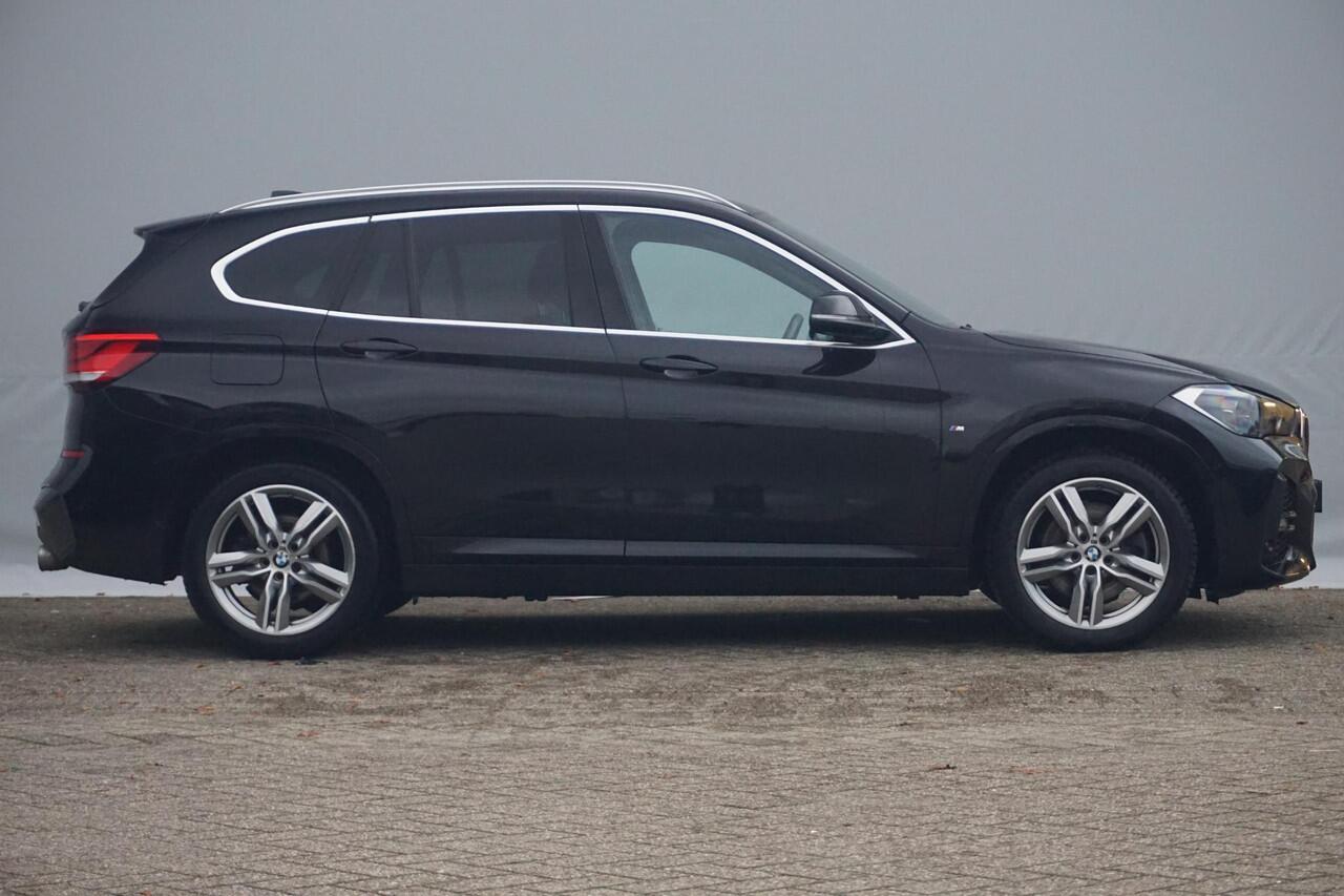 BMW X1 sDrive20i M Sport | Harman Kardon / Elektrische stoelen met Memory / Stoel & Stuurwielverwarming
