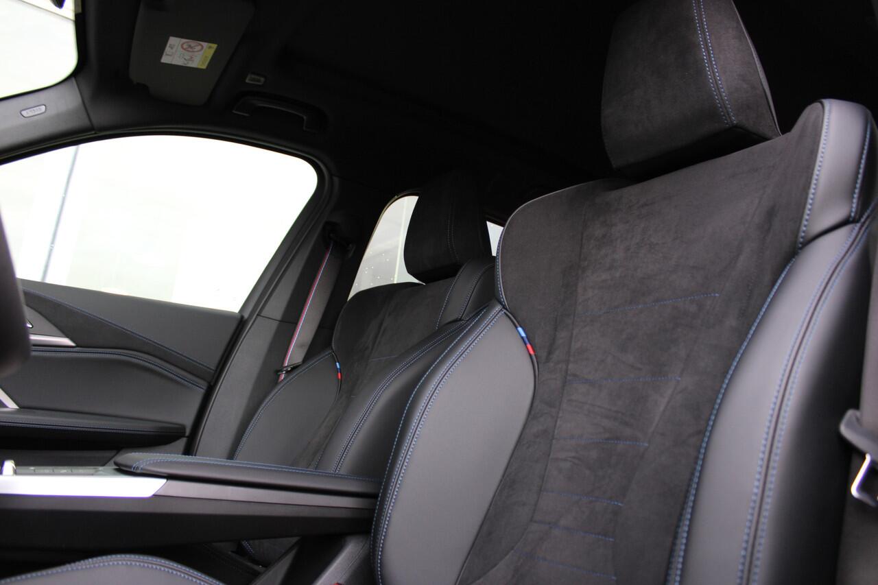 BMW X1 xDrive25e M Sport Automaat / Panoramadak / Trekhaak / Sportstoelen / Achteruitrijcamera / Comfort Access / Adaptieve LED / M Adaptief onderstel / Stuurverwarming