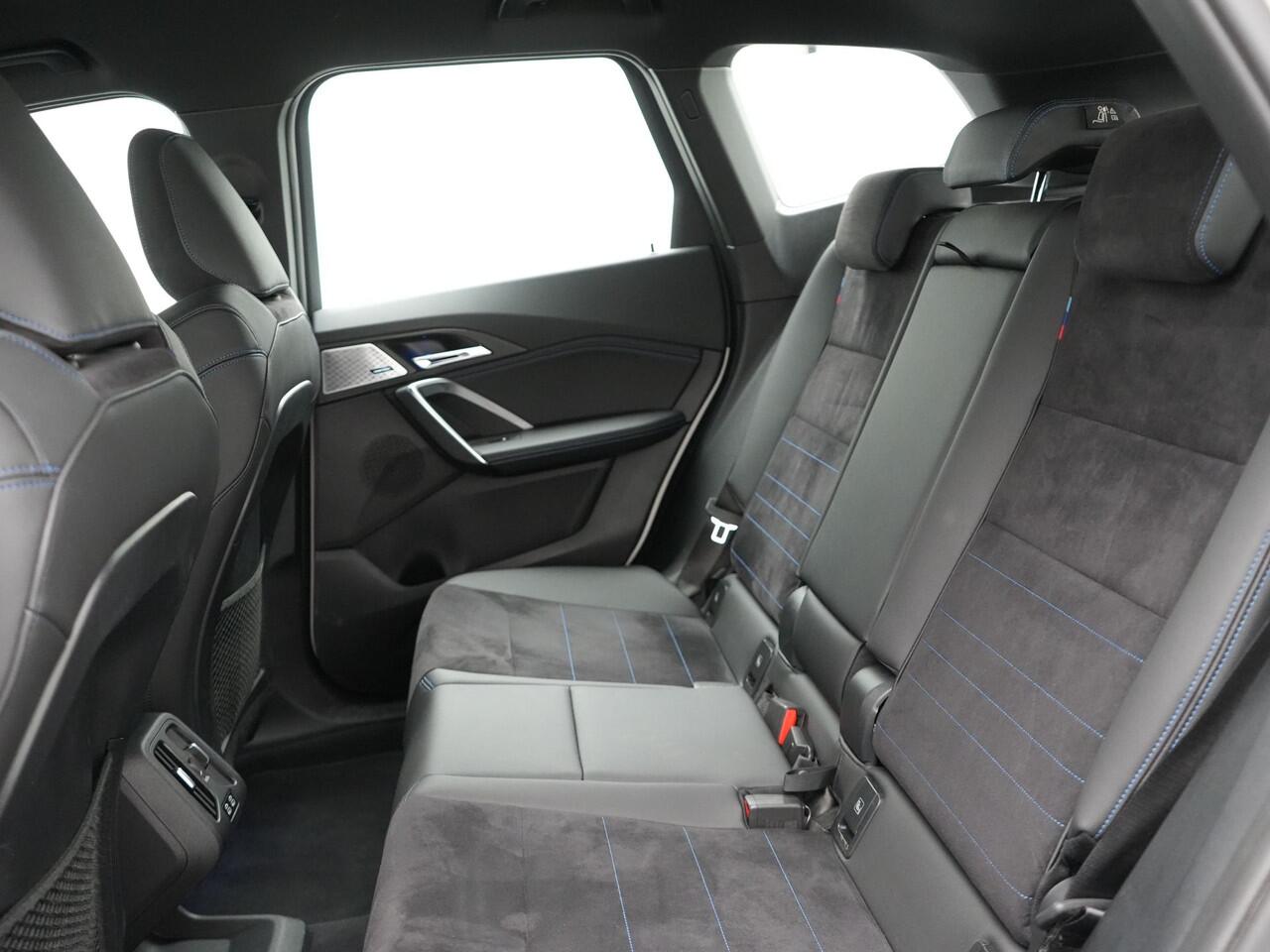 BMW X1 xDrive30e M-sport Plug in Hybrid 327pk PHEV | Adaptive Cruise | Head-up Display | 360 Camera | Carplay | Stoelen Verwarmd | Sfeerverlichting |