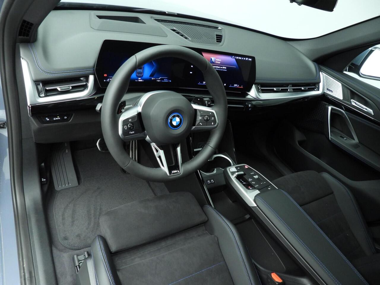 BMW X1 xDrive25e | M-Sportpakket | LED | HUD | Active cruise | Trekhaak | Schuifdak | DAB | Harman-kardon sound | Alu 19 inch