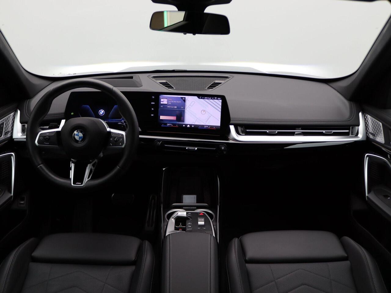 BMW X1 sDrive20i M Sportpakket | Innovation Pack | Comfort Pack | Adaptief M Onderstel | Trekhaak | Elektrisch Verstelbare Stoelen | Actieve Stoel Bestuurder | Driving Assistant Professional | Head-Up Display | Harman Kardon | 18''