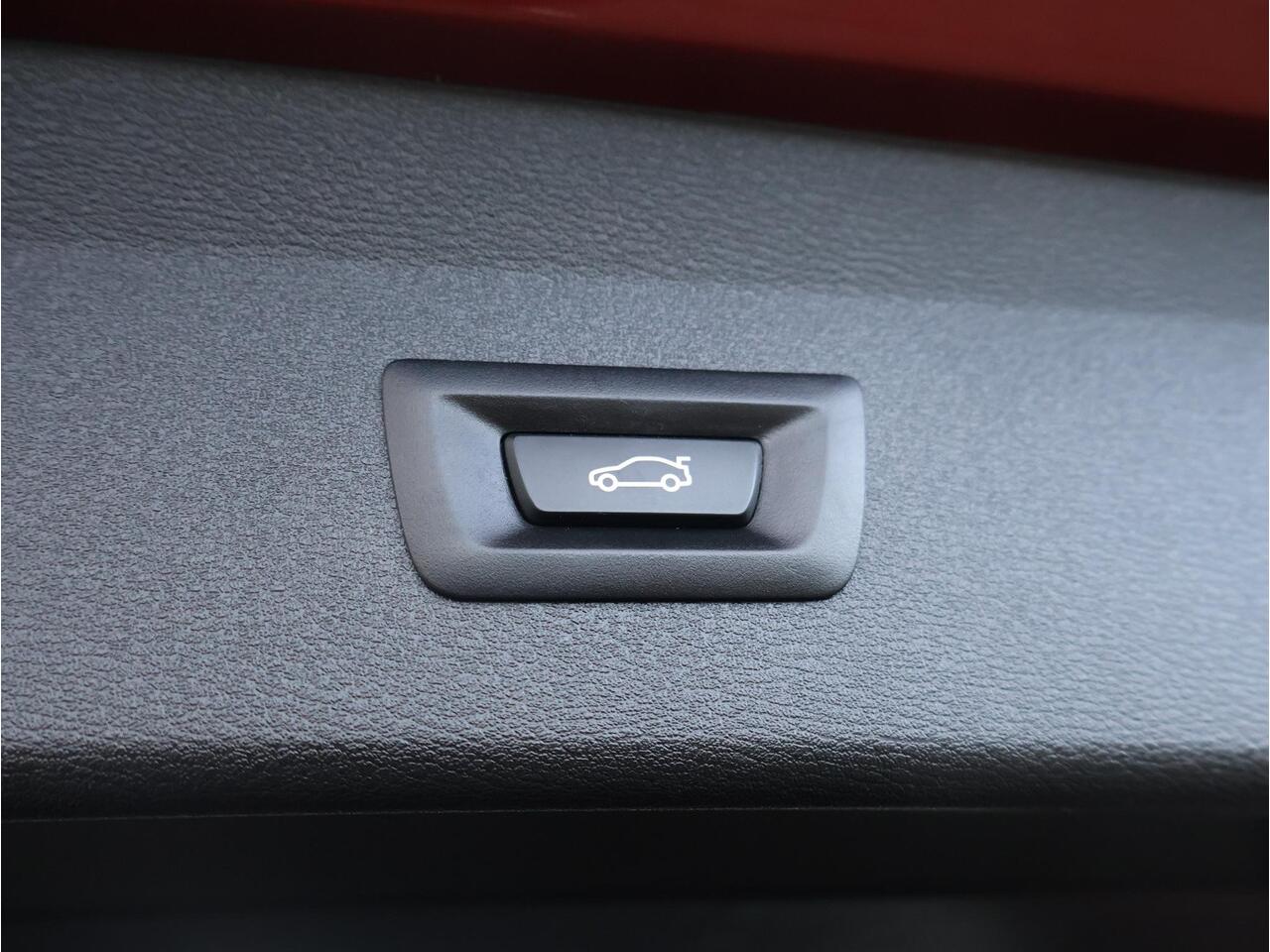 BMW X1 sDrive18i Executive Edition Achteruitrijcamera/ Elektrische Achterklep/ Cruise Control/ Head-Up