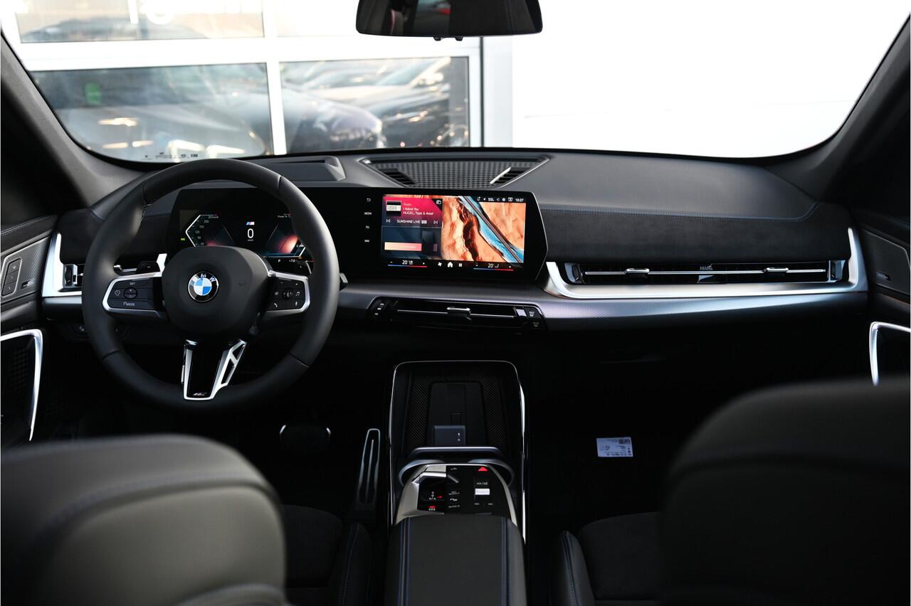 BMW X1 sDrive20i High Executive M Sport Automaat / Panoramadak / Trekhaak / Sportstoelen / M Adaptief onderstel / Comfort Access / Adaptieve LED / Parking Assistant Plus / Head-Up / Harman Kardon