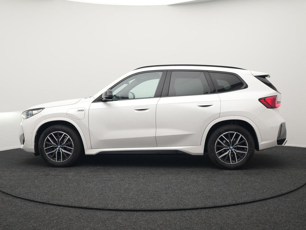 BMW X1 xDrive30e M-Sport Plug In Hybrid 326pk Dealer O.H PHEV | Adaptive Cruise | 360 Camera | Head Up | Adaptive Onderstel | Lederen Sportstoelen Massage & Memory | Harman Kardon | Widescreen Navi | Keyless | Sfeerverlichting |