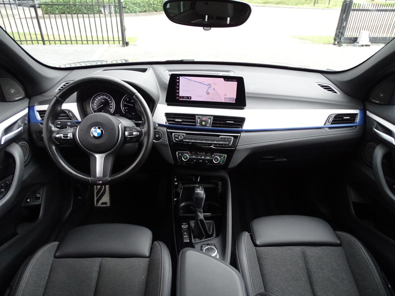 BMW X1 xDrive25e M Sportpakket Pano.dak Head-Up Display Harman-Kardon LED Camera Navi-Plus Apple Carplay Park.Ass. Driv.Ass. 19''LM Velgen