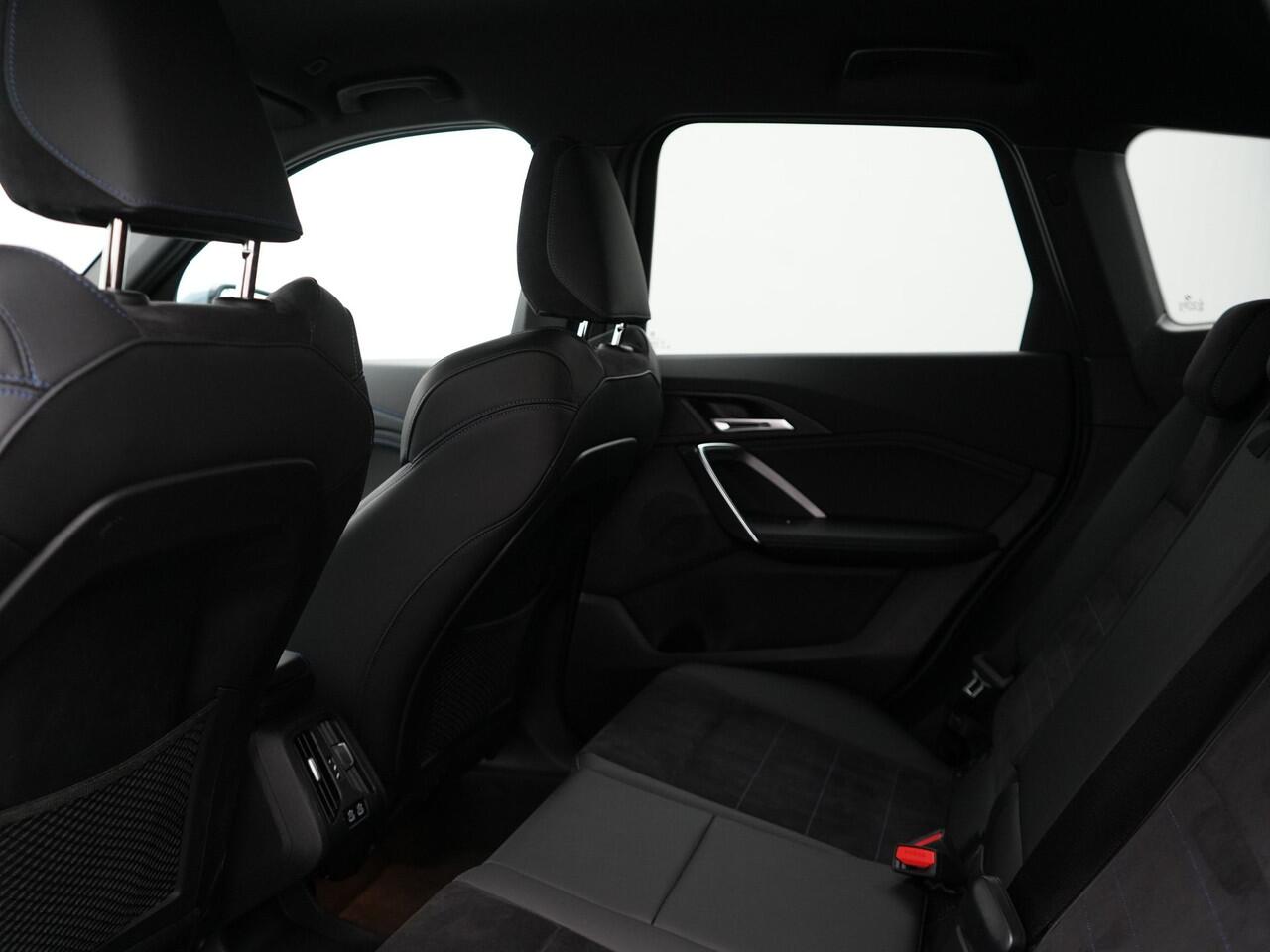 BMW X1 sDrive18i M-Sport Automaat 136pk Dealer O.H 27.000 KM !! | Leder Alcantara Sportstoelen | Navigatie | Cruise Control | Camera | Park Assist | Navigatie | DAB |