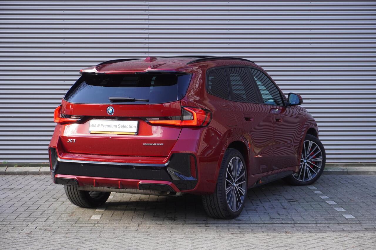 BMW X1 xDrive25e M Sportpakket Pro | Comfort Pack | Trekhaak met elektrisch wegklapbare kogel | Glazen panoramadak | Harman-Kardon sound system | Elektrisch verstelbare stoelen