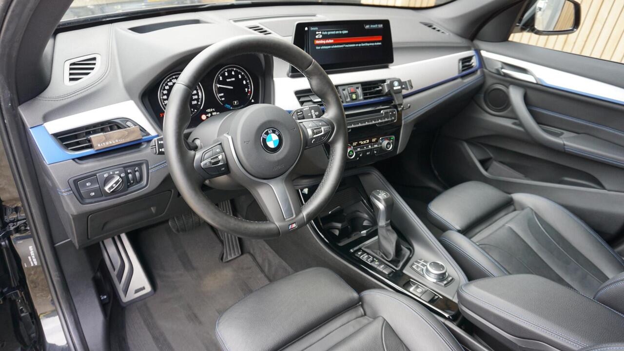 BMW X1 xDrive25e 220pk M-Sport *Facelift* Leder Pano-dak Head-up 19inch LM Afn.Trekhaak LED DAB Groot Navi 82201km!