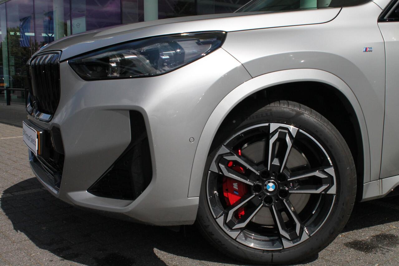 BMW X1 sDrive20i High Executive M Sport Automaat / Panoramadak / Sportstoelen / Parking Assistant Plus / Adaptief M Onderstel / Head-Up / Comfort Access