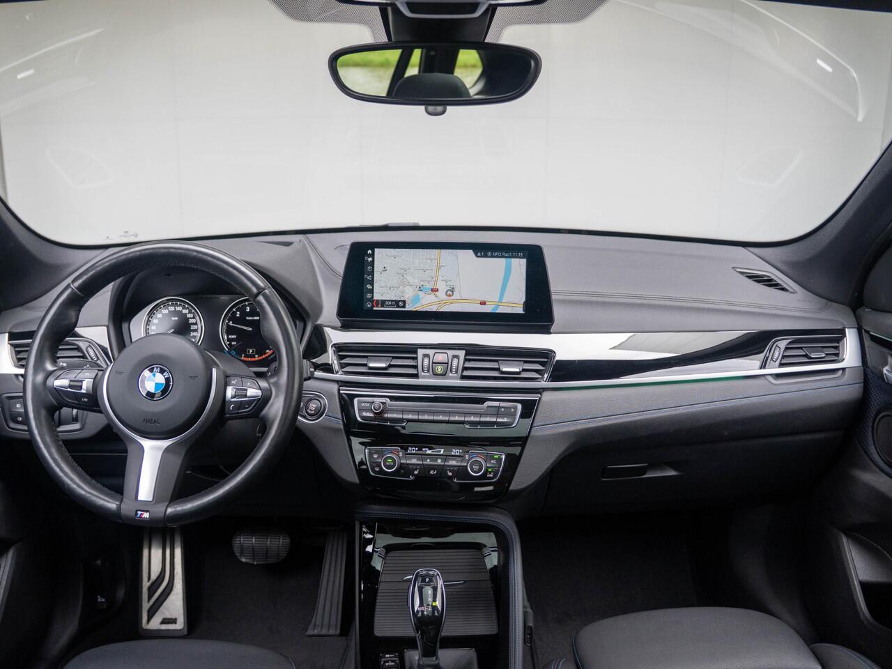 BMW X1 sDrive18i | M Sportpakket | Panoramadak | Elektrische Achterklep | Stoelverwarming | Head-Up Display | Cruise Control | 19''
