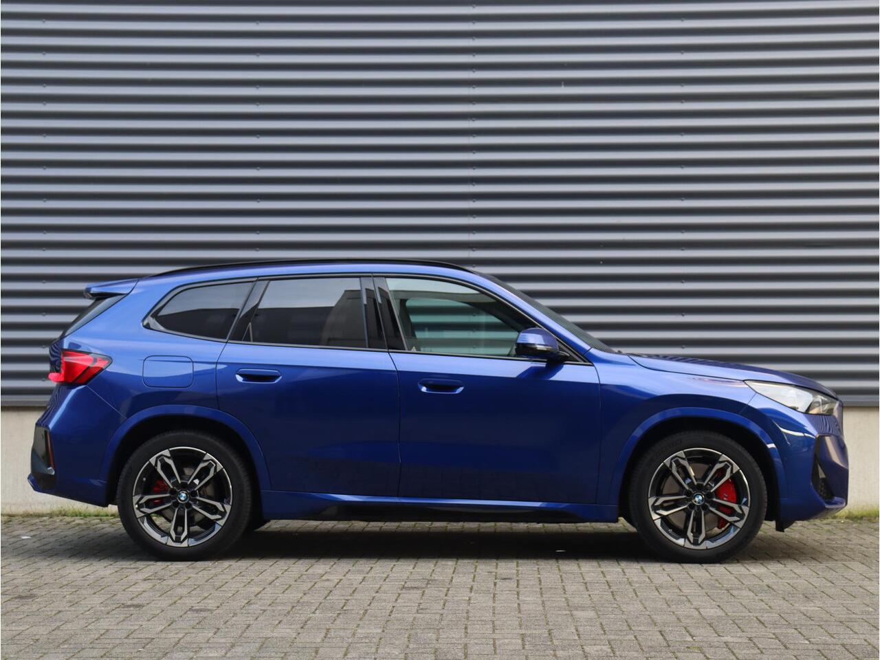 BMW X1 xDrive25e | M Sportpakket Pro | Individual Lak | Panodak | Head-Up | Trekhaak | Driving Assistant Plus | Elektr. Stoelen | Harman Kardon | Parking Assistant Plus | 19'' LMV