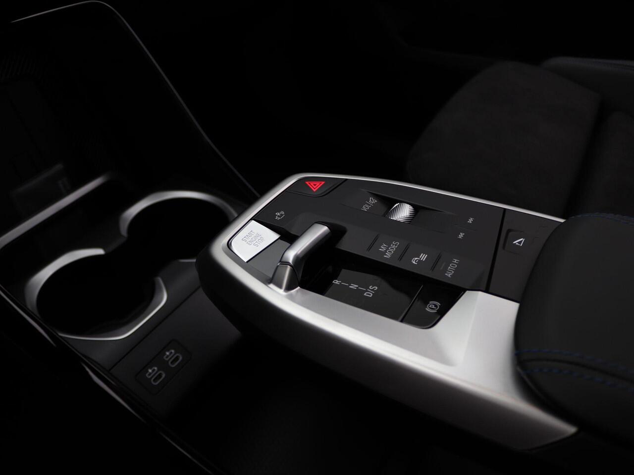 BMW X1 xDrive25e M Sportpakket Pro | Premium Pack | Travel Pack | Stuurwielrand Verwarmd | Trekhaak | Panoramadak | Driving Assistant | Parking Assistant | Harman Kardon | 19''