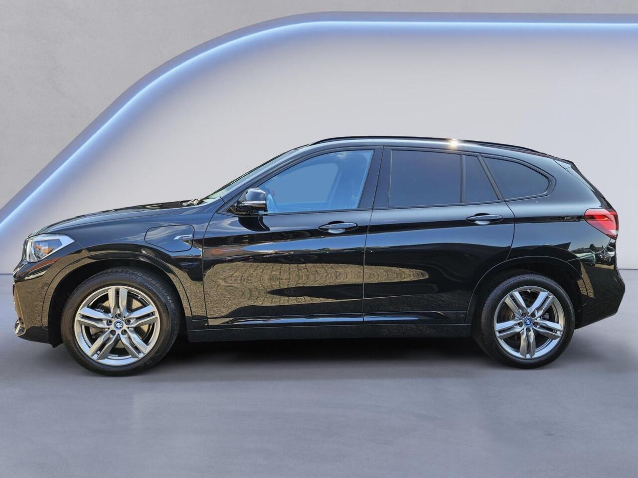 BMW X1 xDrive25e M Sport /Apple Carplay/Sportstoelen/Parkeersens. V+A+Cam/Stoelverw./Elektr. Klep/DAB+/Sperdiff/Trekhaak/(MET GARANTIE*)