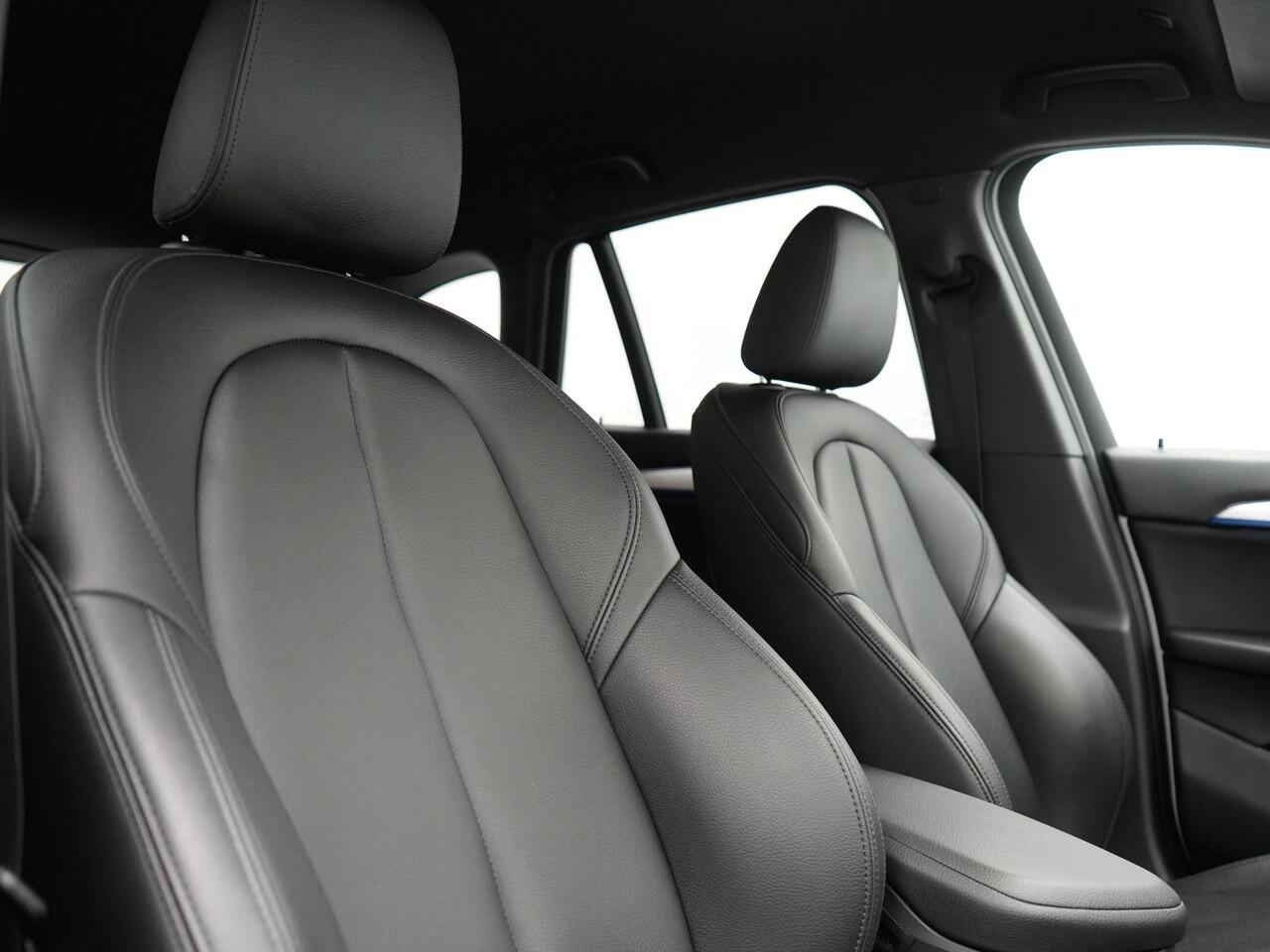 BMW X1 xDrive25e M Sport Plug In Hybrid 222pk Dealer O.H PHEV | Trekhaak Afneembaar | Cruise Control | Lederen Sportstoelen Verwarmd | Bluetooth | Sfeerverlichting | Sportstuur Leder | Navigatie | DAB | 18" LM |