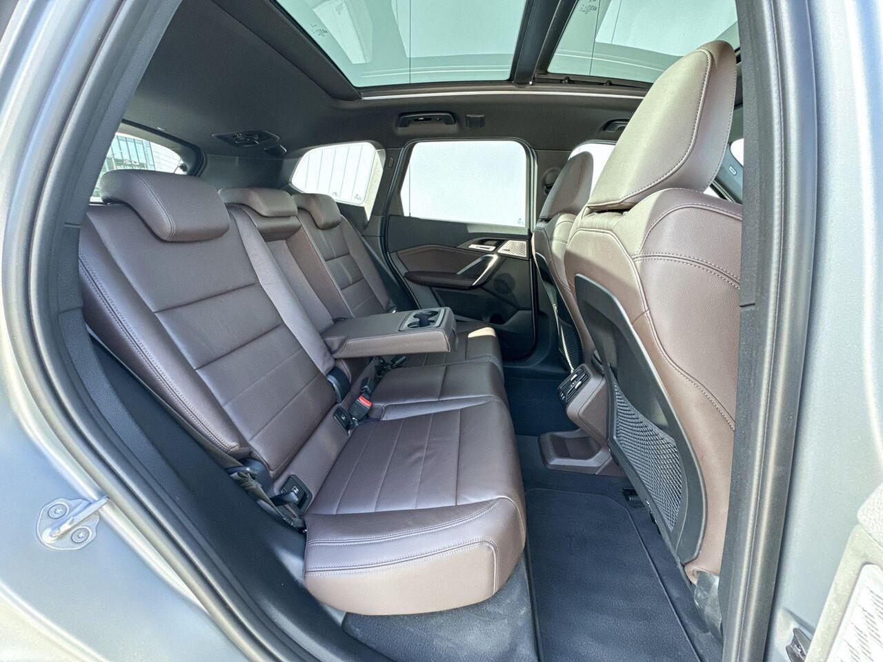 BMW X1 xDrive30e M-Sport Harman Kardon / Glazen Schuifdak / Head-Up / Parking Assistant Plus / Stoel & Stuurwielrandverwarming / Trekhaak Zwenkbaar / Adaptieve LED koplampen / Getinte Ramen / 19 Inch