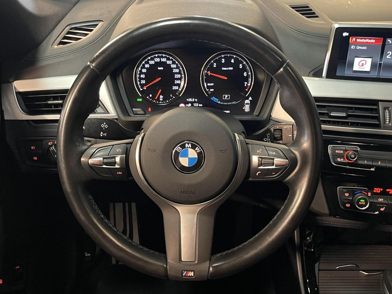 BMW X1 xDrive25e High Executive M Sport 18''/Leder/Trekhaak/Stoelverwarming/Sportstoelen/Elektrische Klep/LED/DAB/Navigatie/PDC