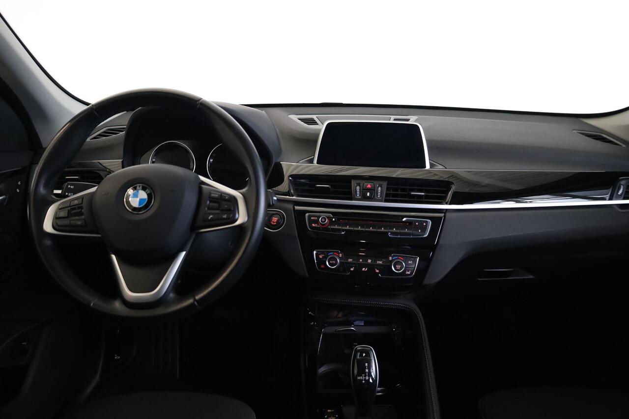 BMW X1 sDrive18i High Executive | Elektrisch Glazen Panorama-dak | Voorstoelen Verwarmd | Elektrisch Bedienbare Achterklep