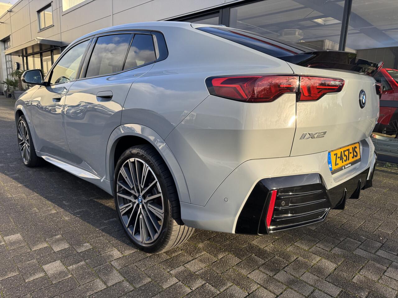 BMW X2 iX2 eDrive20 67 kWh M-Sport Panoramadak / Lederen bekleding