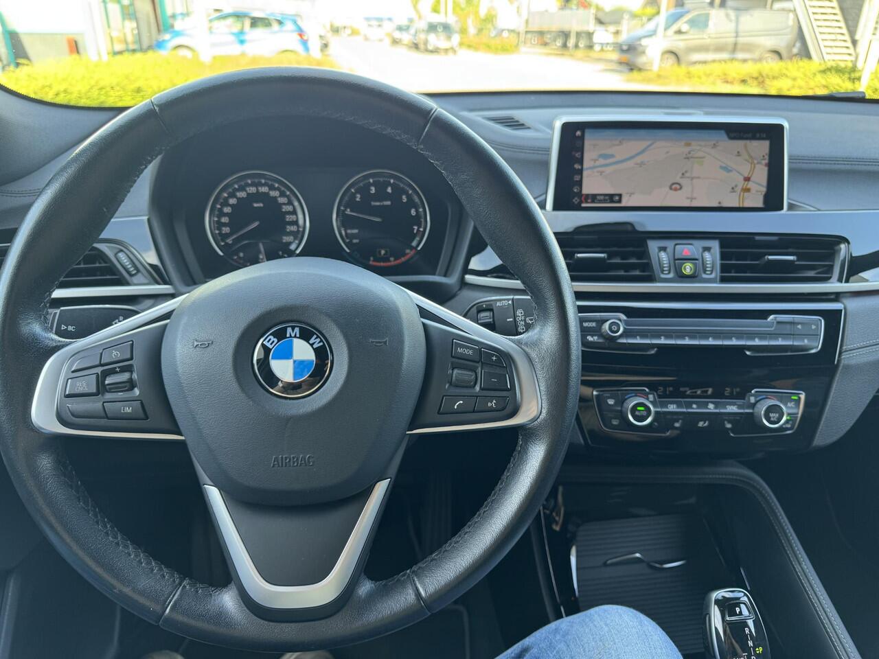 BMW X2 sDrive18i Executive | Stoelverwarming | Sportstoel | Elektrische Achterklep en meer!